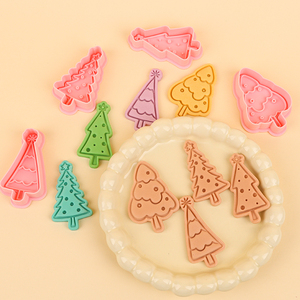 Série Arbre de <span class=keywords><strong>Noël</strong></span> : Moule <span class=keywords><strong>à</strong></span> biscuits 3D en forme de dessin animé, ensemble de découpoirs <span class=keywords><strong>à</strong></span> biscuits en plastique, pour pâte <span class=keywords><strong>à</strong></span> modeler DIY, motifs imprimés personnalisés - Product Image 1