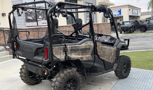 UTV Pioneer 1000 con Camuflaje, Jaula Antivuelco Negra y Ventanas de Malla - Product Image 5