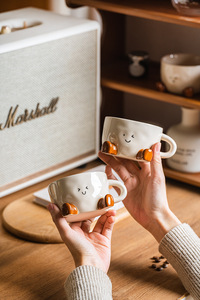 Tasse en céramique créative SYL Ins Writer Tasse à fleurs de dessin animé avec petite expression de pied pour la fête-Eau ou café - Product Image 5