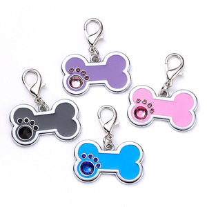Pendentif porte-clés personnalisé en alliage de zinc pour animaux de compagnie, en forme d'os ou de patte, anti-perte, gravé au laser, avec carte d'identification, style dessin animé - Product Image 1