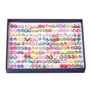 100 Pares <span class=keywords><strong>de</strong></span> Aretes <span class=keywords><strong>de</strong></span> Arcilla Polimérica para Niños <span class=keywords><strong>de</strong></span> Colores Variados, Resistentes a las Alergias, en Caja - Product Image 5