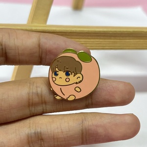 Venta al por mayor personalizado Anime lindo melocotón solapa pines Metal latón duro suave esmalte emblema insignias para la venta - Product Image 3