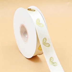 Ruban satiné lisse de qualité supérieure, imprimé sur mesure avec monogramme pour emballages élégants de cadeaux de mariage - Product Image 3