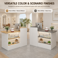 Bureau d'accueil blanc avec rangement ouvert, comptoir bicolore et armoire latérale pour l'aménagement intérieur des entreprises
