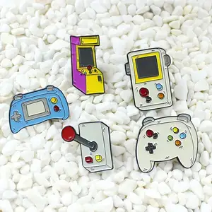 Aangepaste Serie Handheld Game Joystick Console Set Arcade Minnaar Cadeau Voor Verjaardag Retro Gamepad Zacht Email Metalen Pinnen Badge