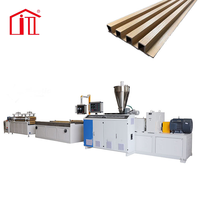 Vente chaude de panneaux muraux en PVC WPC cannelés, revêtement de panneaux à lamelles, ligne d'extrusion de panneaux cannelés, machine de fabrication de panneaux cannelés