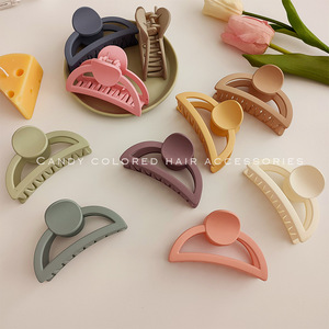 Pinzas para el cabello de color crema, dulces y versátiles, accesorios para el cabello de estilo coreano a la moda para mujeres jóvenes, perfectas para llamar la atención. - Product Image 2