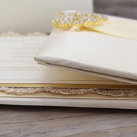 Invitation de mariage en soie à rabat, couverture rigide en dentelle ivoire avec boucle en diamant