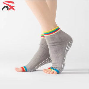 Promotion à Durée Limitée : Chaussettes de Yoga et Pilates Antidérapantes en Polyester à Cinq Doigts Exposés pour Sportifs - Product Image 1
