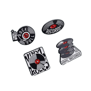 Spille in smalto personalizzate con logo, placcate argento e oro, a tema dischi in vinile, Rock and Roll, frutta, musica retrò vintage e lettori di cassette - Product Image 1