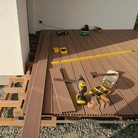 Planches de terrasse en composite bois-plastique (WPC) imperméables avec surface décorative en bois pour usage extérieur, revêtement de sol technique