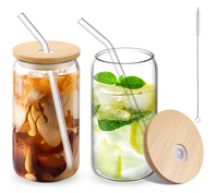 Gobelets en verre avec couvercles en bambou et pailles pour les occasions festives