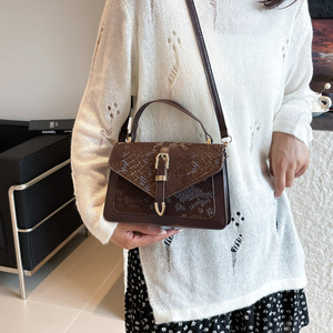 Sac pour femme tendance en PU texturé couleur unie motif crocodile avec fermeture éclair discrète grande capacité pour le trajet quotidien Printemps-Été 2026 - Product Image 3