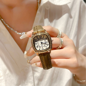 Reloj de cuarzo para mujer con esfera cuadrada con incrustaciones de diamantes y números marrones, resistente al agua 2024 - Product Image 3