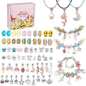 Set di 66 Pezzi per Creare Braccialetti con Charm Placcati Oro, Kit Fai-da-Te per Feste di Compleanno, Giocattoli Puzzle per Bambini 4-12 Anni - Product Image 1