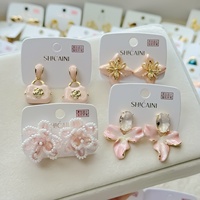 Anting-anting zircon gaya Prancis berlapis emas dengan desain personal, berbahan alloy, mutiara, bunga, dan geometri, modis untuk wanita.