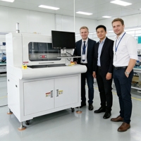 Nouveau routeur de dépannelement de PCB haute vitesse polyvalent CMQ360 avec moteur PLC et technologie à rainure en V pour cartes de contrôle d'assemblage LED