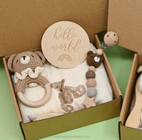 Vente en gros usine/OEM : Ensemble de hochets en crochet pour bébé en bois, coffret cadeau de naissance, chaîne de sucette, cadeau de naissance pour le premier mois de bébé