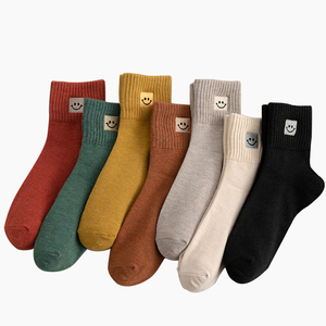 Calcetines gruesos y cálidos de invierno para mujer, cara sonriente bordada, 10 colores, logotipo personalizado, diseño de impresión antideslizante, estilo informal para adultos - Product Image 1
