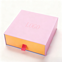 Boîte cadeau de luxe en carton recyclé durable avec logo personnalisé en relief, emballage de bijoux à tiroir coulissant tendance avec doublure en éponge