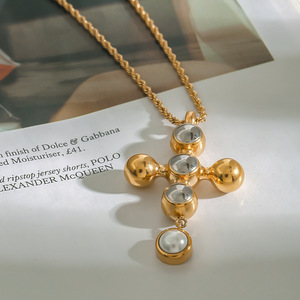 Pendentif en forme de croix bicolore or et argent avec sertissage de perle en verre, collier en acier inoxydable pour cadeau - Product Image 2