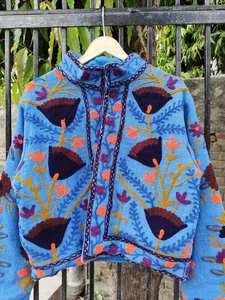 Chaqueta Suzani Bordada de la Mejor Calidad, Chaqueta Suzani de Algodón Bordada a Mano con Diseño Floral para Mujer, Otoño Invierno, Decoración con Botones - Product Image 4