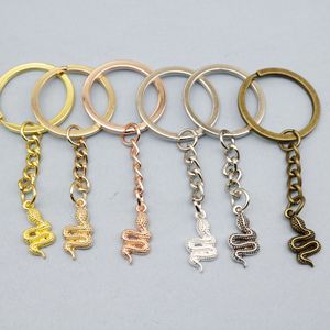 Porte-clés Serpent Bouclé avec Pendentif en Alliage Texturé pour Cadeaux aux Amateurs de Reptiles - Product Image 1