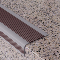 Bandes antidérapantes modernes en caoutchouc PVC, garniture de bordure en marbre, bandes de bordure résistantes à l'usure, marque Heke, longueur personnalisée, utilisation hospitalière