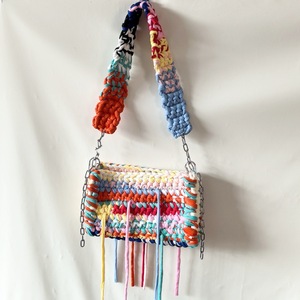 Sac à bandoulière en crochet style bohème pour femme avec fermeture à lacets et pompon bicolore - Product Image 5
