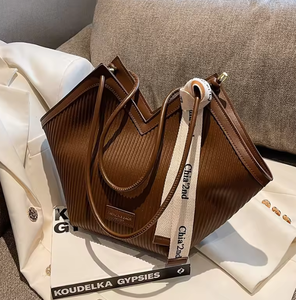 Sac à main de luxe décontracté pour femme, grande capacité, en cuir PU, sac à bandoulière simple avec lettres, design estival - Product Image 1