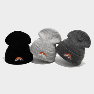 Bonnet tricoté chaud personnalisé avec logo pour homme et femme, idéal pour les sports de plein air et les loisirs, broderie hiver, petite commande - Product Image 3