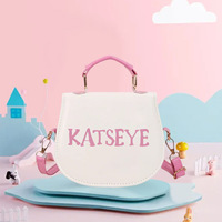 Sac à bandoulière tendance de style coréen, à thème groupe de filles, de haute qualité, avec rabat imprimé, forme carrée, polyvalent et décontracté