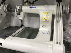Máquina de coser industrial de punto de cadeneta doble con alimentación de brazo JUKl usada - Product Image 2