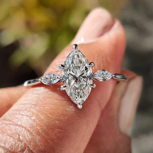 แหวนเพชรเลี้ยงในห้องปฏิบัติการที่ขัดเงาอย่างประณีต ออกแบบมาเพื่อเฉลิมฉลองความรักด้วยความสง่างามอย่างมีรีสอร์สจากอินเดีย - Product Image 1