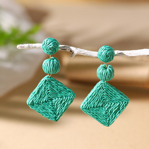 Boucles d'oreilles tissées rotin tissé à la main herbe raphia géométrique diamant boucles d'oreilles exagérées pour femmes Uionen 1084 - Product Image 4