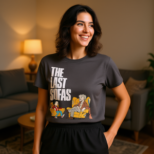 T-shirt The Last Sofas con design grafico, abbigliamento casual unisex - Product Image 3