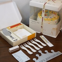 Ensemble de vaisselle jetable biodégradable pour fête d'anniversaire avec assiettes en papier, fourchettes, bougies, chapeaux, couteau à gâteau