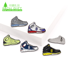 ¡Listo para enviar! <span class=keywords><strong>De</strong></span> deportes jersey <span class=keywords><strong>kobe</strong></span> <span class=keywords><strong>bryant</strong></span>, <span class=keywords><strong>de</strong></span> metal esmalte suave Zapatos Zapatillas <span class=keywords><strong>de</strong></span> deporte insignia solapa pines - Product Image 3