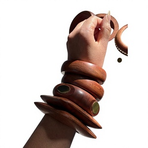 Figurine en résine artisanale au design unique, écologique, bijoux personnalisés peints à la main, pièce maîtresse sur le thème des anges, fabriquée par des artisans - Product Image 1