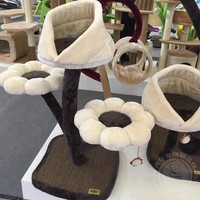 Arbre à chat Catry moderne de luxe écologique avec lit intégré, griffoir, plateforme de saut, nid en sisal pour aiguiser les griffes, structure en métal et revêtement en lin