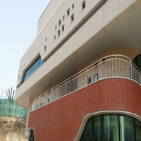 Système de mur-rideau contemporain pour hôtel, à suspendre à sec, avec lamelles en céramique de terre cuite, en argile vitrifiée, en forme de baguette, ignifuges et carrées