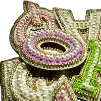 Patchs brodés personnalisés multicolores avec bordure argentée et perles, 26 appliques de lettres en perles pour sacs