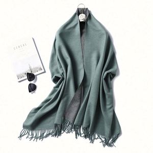 Châles longs en cachemire couleur unie pour femme, écharpe double face bicolore à pompons, épaisse et chaude pour l'hiver, idéale pour l'extérieur - Product Image 5