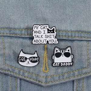 Dessin animé pour <span class=keywords><strong>papa</strong></span> pour maman broche Badge mode mignon Kitty porter des lunettes <span class=keywords><strong>de</strong></span> soleil Couple Souvenir émail mode Souvenir pour Couple - Product Image 3