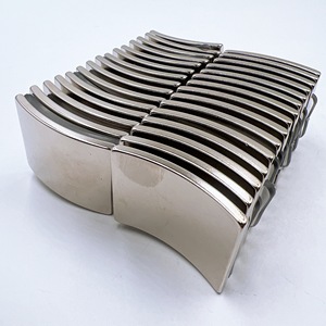 Aimants permanents d'arc de néodyme de haute performance libérant la <span class=keywords><strong>force</strong></span> magnétique puissante - Product Image 2