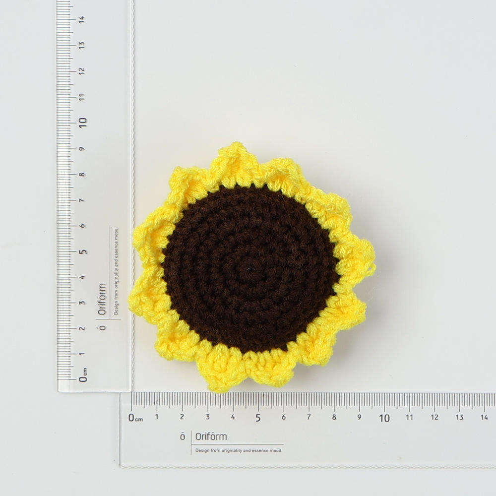 (7วงกลมของกลีบสีเหลืองสดใส) สีเขียวที่ด้านหลัง