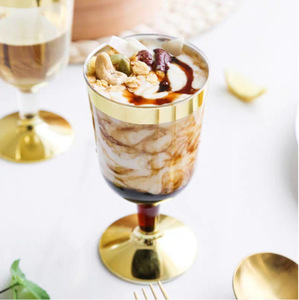 Ensemble de couverts jetables écologiques à prix abordable Morada Dubai, comprenant des tasses à thé, des soucoupes et des coupes à champagne dorées - Product Image 2