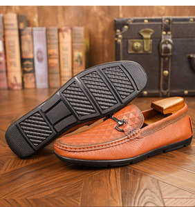 รองเท้าโลฟเฟอร์แบบสวมสำหรับผู้ชาย คุณภาพสูง น้ำหนักเบา แฟชั่นหรูหรา สไตล์ลำลอง เหมาะสำหรับใส่กลางแจ้ง หนังแท้สไตล์เรโทร สำหรับฤดูใบไม้ผลิ - Product Image 3