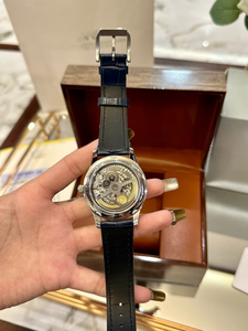 Reloj automático para hombre con esfera color crema, indicador de reserva de energía y correa de cuero azul para uso formal e informal - Product Image 3