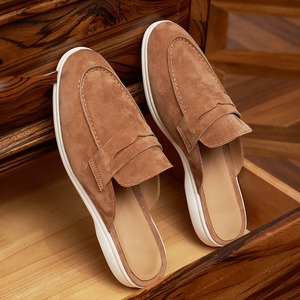 Pantuflas de hombre con suela de cuero y parte superior de piel de oveja lijada, cómodas y casuales, con forro de piel sintética. - Product Image 2